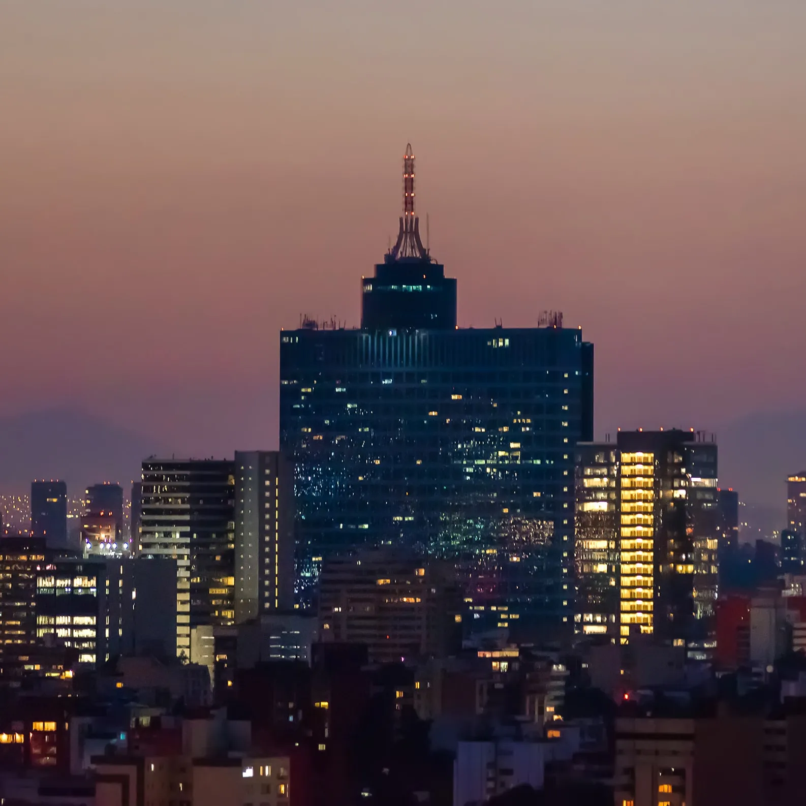 Torre del World Trade Center sobre el skyline de la Ciudad de México al atardecer